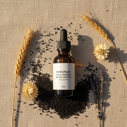 Flacon 60ml d'huile de nigelle d'Éthiopie pressée à froid entouré de graines de nigelle